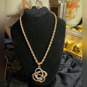✨ Vintage FL Gold-Tone Interlocking Knot Necklace & Clip-On Earrings Set